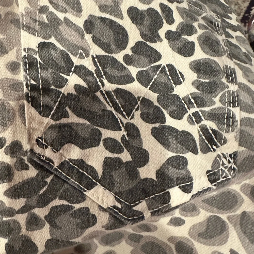 MOTHER DENIM Mid-Rise Dazzler Shadow Leopard Ankle Jean Size 24